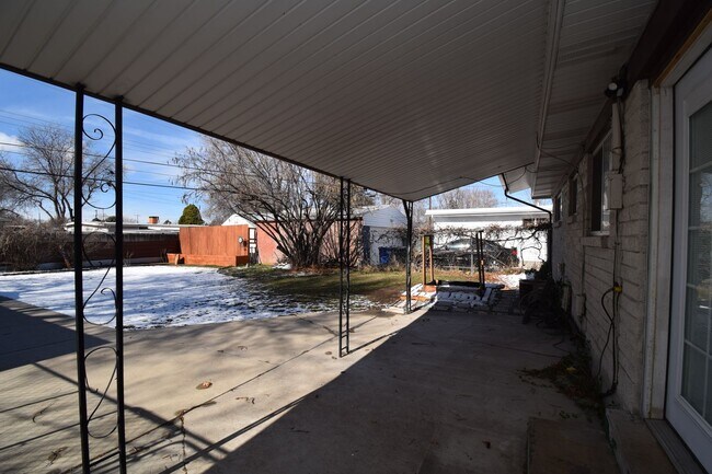 Building Photo - Updated and Charming 3 Bed Home with Fiber Internet & New Appliances!!!