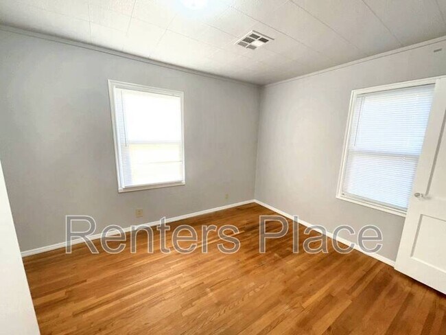 Building Photo - 1208 S Erie Ave