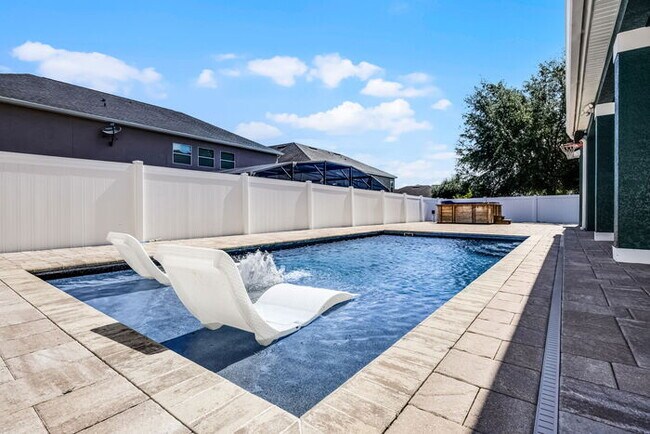 Building Photo - Fully Remodeled 5/4 Art Deco-Inspired Home...