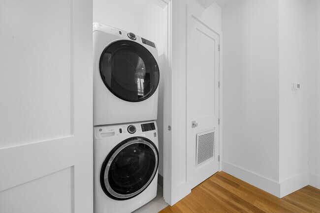 Building Photo - 218-220 Old Colony Ave