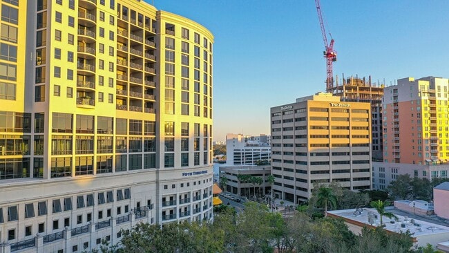 Building Photo - VACATION RENTAL Amazing 2/2 condo in the heart of downtown Sarasota with Bay View!