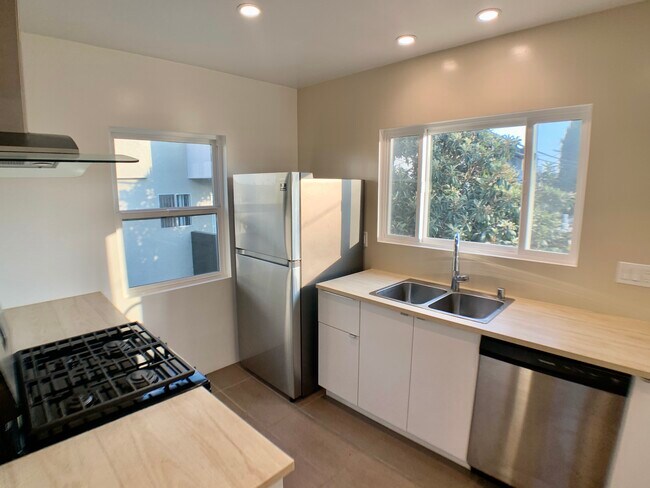 Kit - 1312 S Victoria Ave