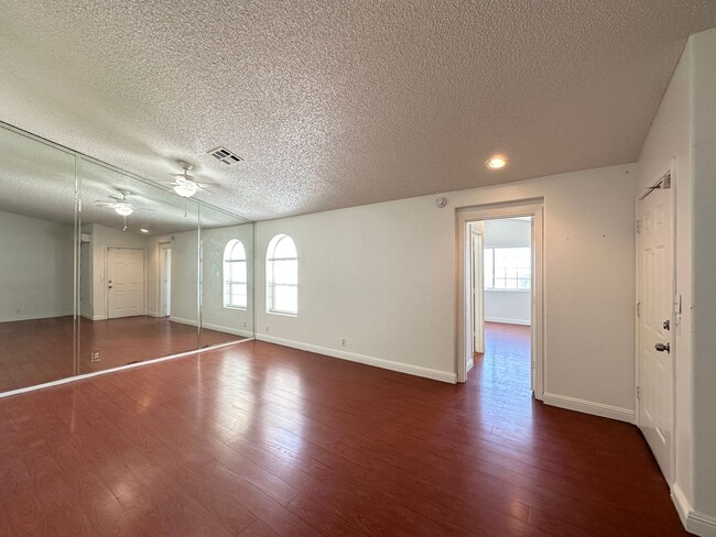 Building Photo - El Parque Condo