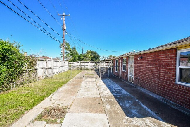 Building Photo - 15063 Woodforest Blvd