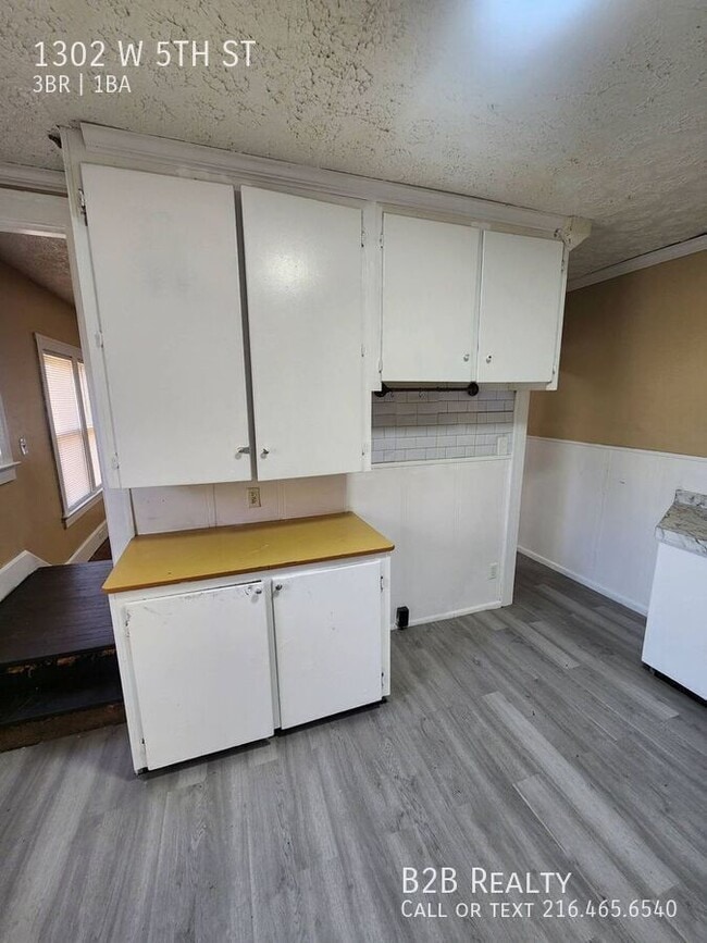 Building Photo - 1302 W 5th St