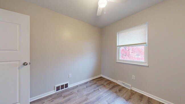 Building Photo - Elyria - updated 3 bed/1 bath townhouses for rent!