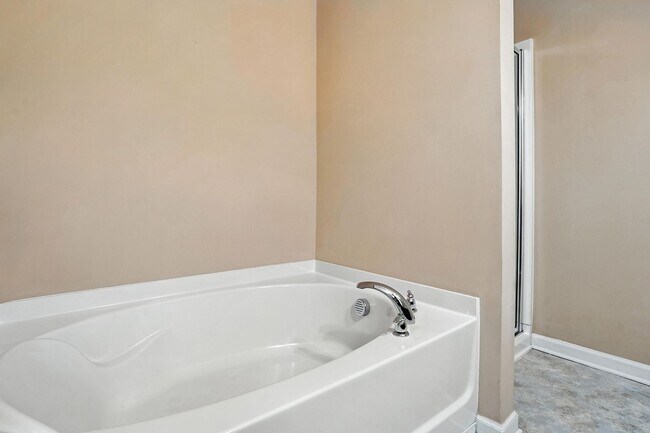 Building Photo - AVAILABLE NOW! GREAT HOME IN GARNER, NC.