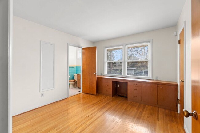 Building Photo - House Close To Campus!