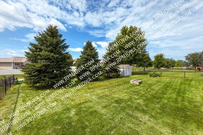 Building Photo - 900 SE Woodbine Dr