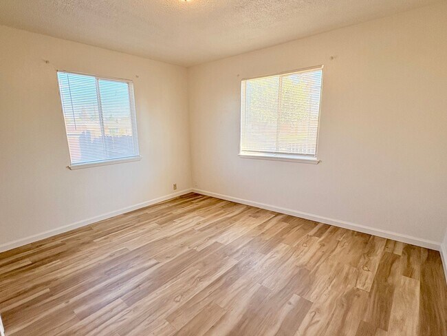 Building Photo - 2 WEEKS FREE RENT December Special