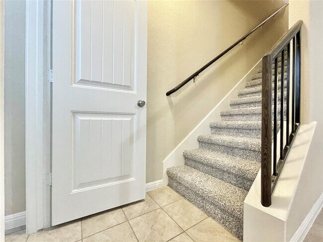Building Photo - 415 Crater Lake Dr