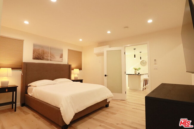 Building Photo - 9024 Phyllis Ave