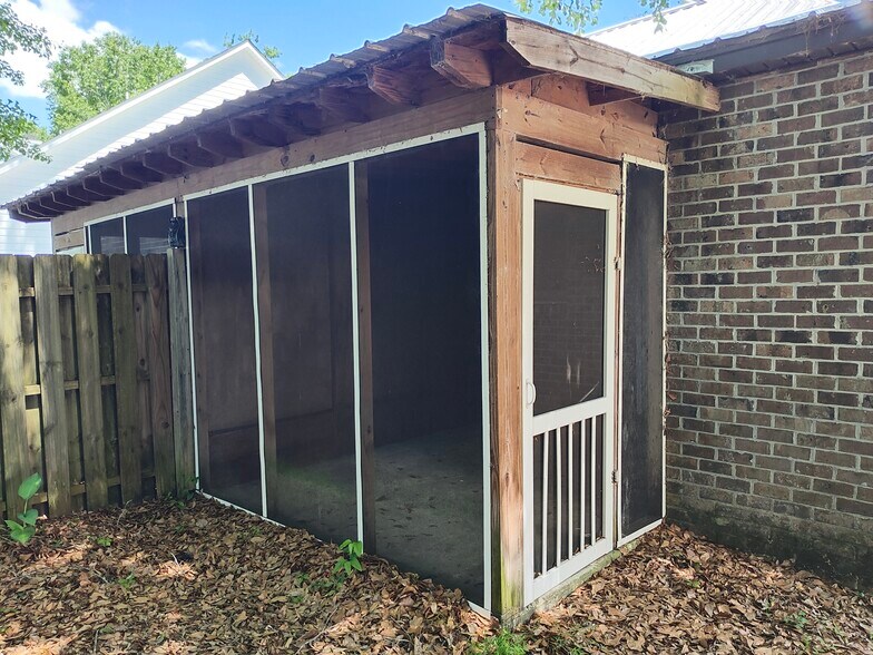 Building Photo - 569 Mary Lou Ave