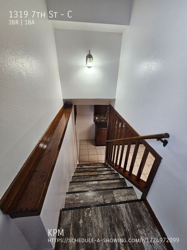 Building Photo - 3 BED | 1 BATH | APARTMENT | CENTRALLY LOC...