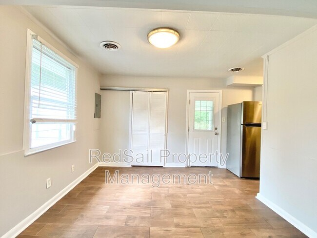 Building Photo - 323 Roane Dr