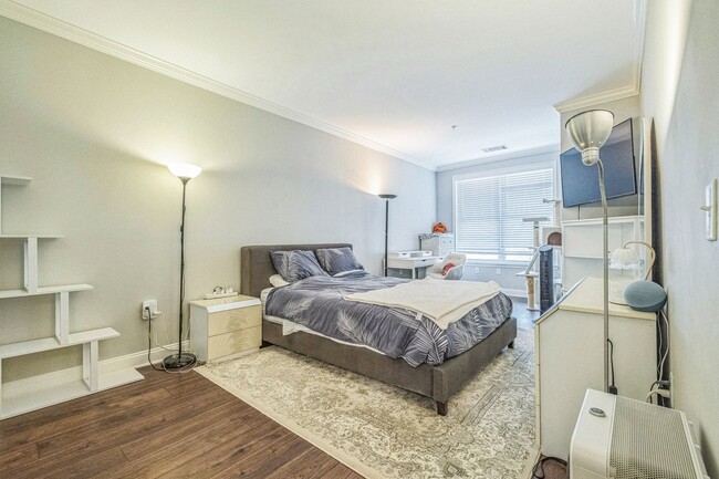 Building Photo - Beautiful 2 Bedroom, 2 Bath Condo In The H...
