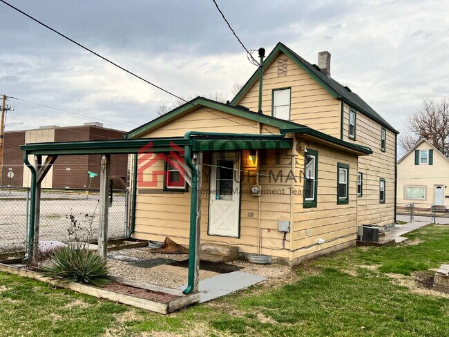 Building Photo - Spacious One Bedroom House | Garage | Fenced Yard