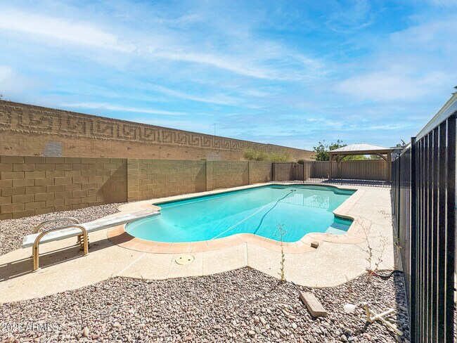 Building Photo - 1206 E Greenway Dr