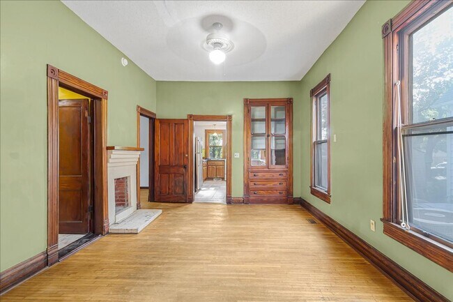 Building Photo - 411 N College St