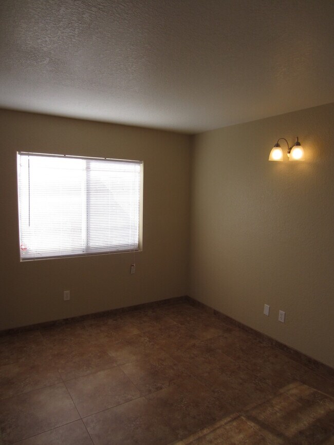 Building Photo - Convenient Northwest 4 Bedroom 3 Bath with Use of Community Pools