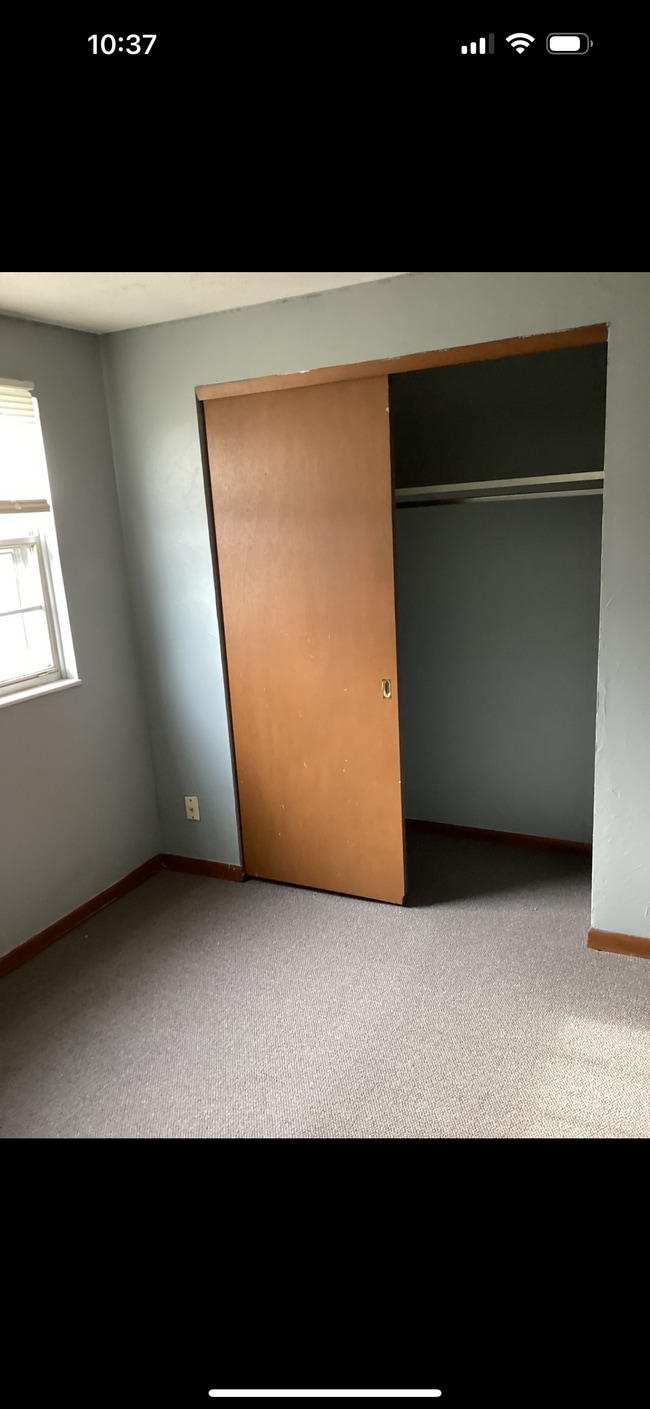 Building Photo - 495 Meadow Ln