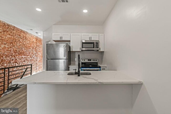 Building Photo - 1332 W Toronto St