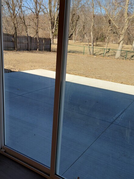 Kitchen opens onto the patio - 813 Eastmoor Dr