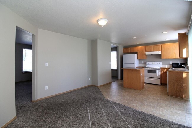 Building Photo - 3 Bed, 2.5 Bath House in West Pasco