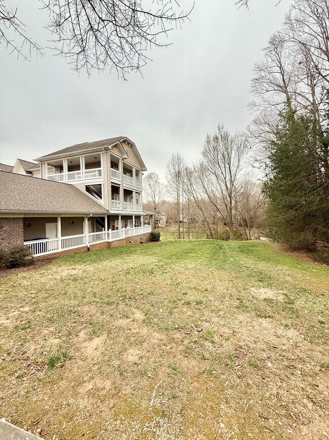 Building Photo - 8938 Rosalyn Glen Rd