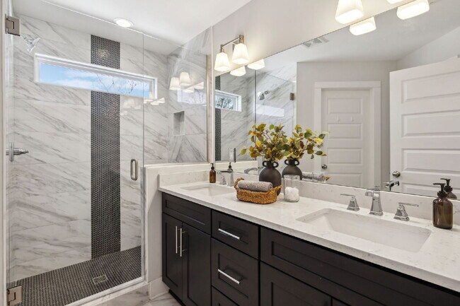 Building Photo - Grandeur in Germantown!