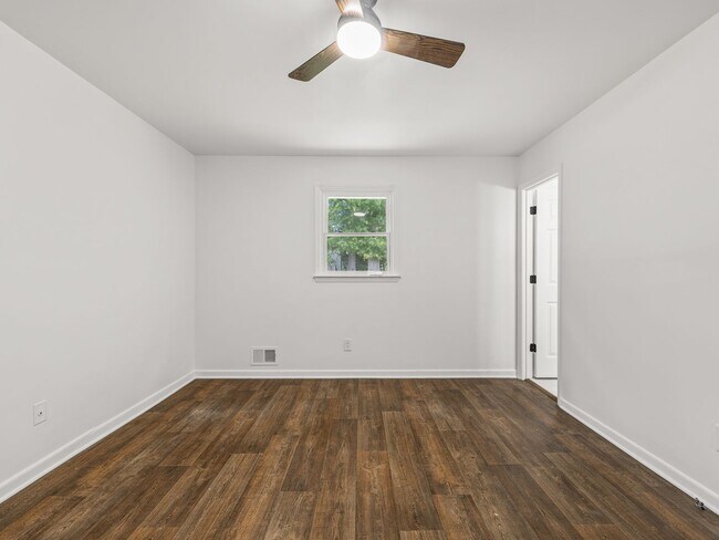 Building Photo - Renovated 2 bed 2 bath- $500 OFF first month rent!!!