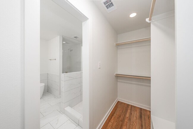 Building Photo - CHARMING HOME Close to TCU Campus!