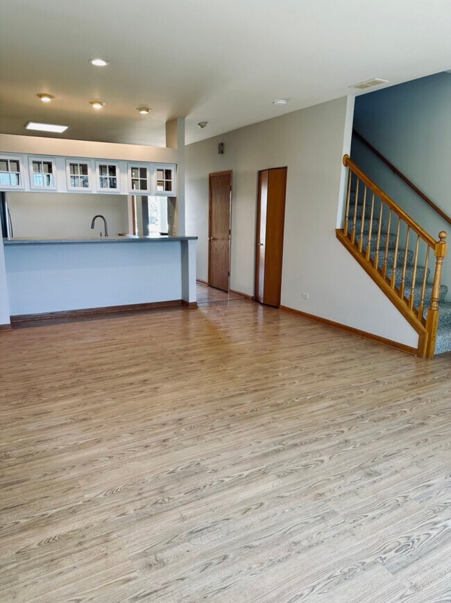 Building Photo - 709 Blossom Ct