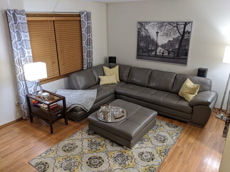 Living room - 3109 Manitowoc Rd