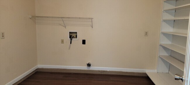Building Photo - Charming 3Bed/2Ba Home, Conveniently Located in Lynn Haven! *1/2 OFF Security Deposit for Active-...