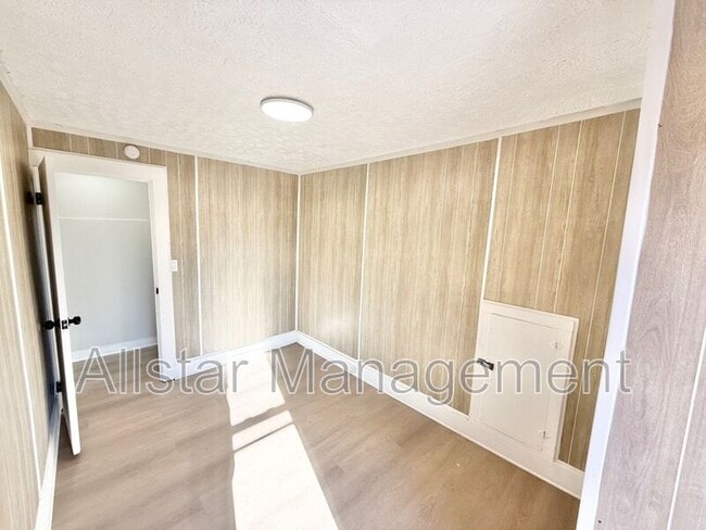 Building Photo - 924 Spring Ave NE