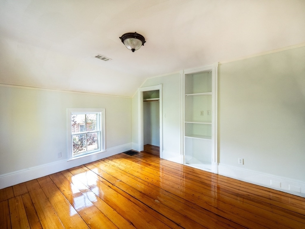 Building Photo - 12 Adella Pl