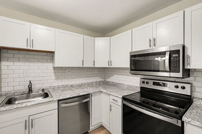 Building Photo - Updated 2BR Townhome Minutes from Central Park & Mary Washington Hospital!