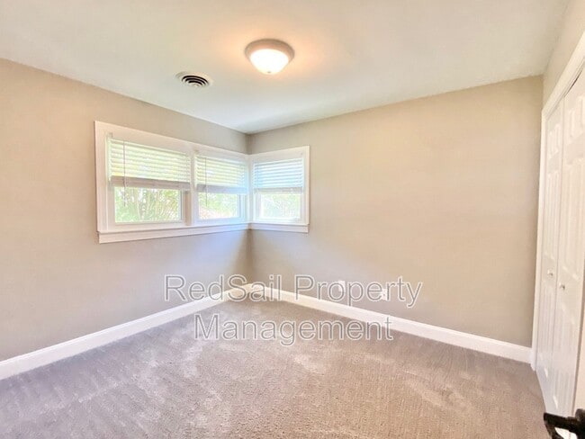 Building Photo - 10 Westlawn Dr