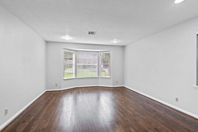 Building Photo - 118 E Thornton Rd