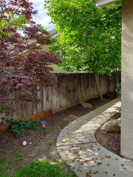 Building Photo - 2054 Pinehurst Ct