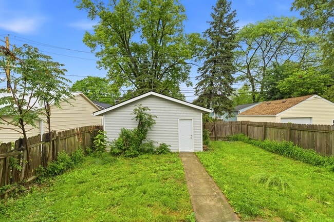 Building Photo - 2688 Bellwood Ave