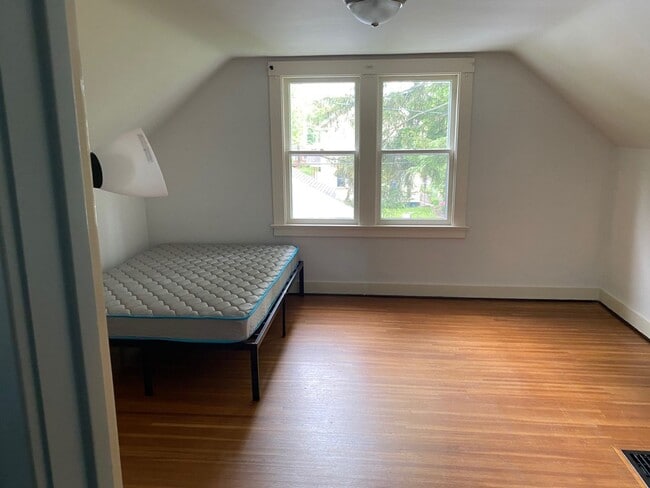 Building Photo - (STUDENT HOUSING) Stunning 5 bedroom, 1 Of...