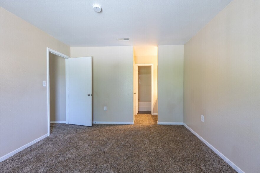 Building Photo - 811 Cloyd Dr