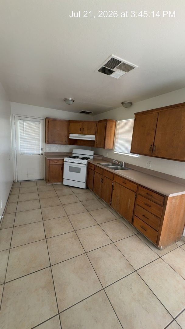 Building Photo - 821 W Houston Ave