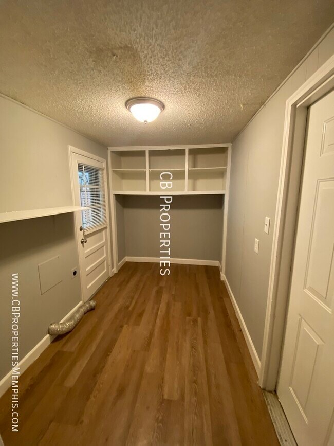 Building Photo - Move In Promos to choose from!