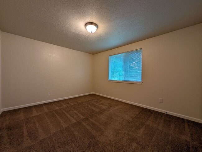 Building Photo - Spacious 3-Bedroom, 2-Bath Townhouse Near River Road In Eugene!