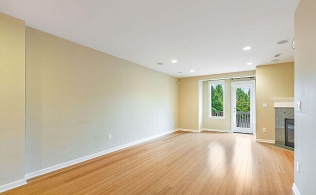 Building Photo - Energy-efficient townhome in the desirable community of Crown Hill is ready to be loved!