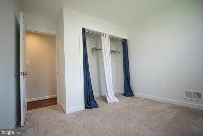 Building Photo - 322 Sugarland Run Dr