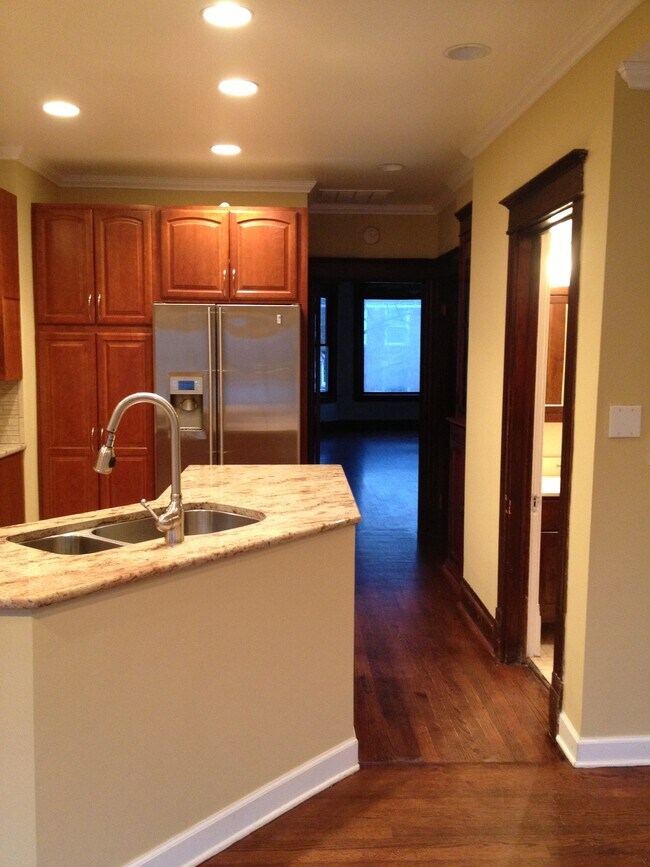 Building Photo - 1823 W Cornelia Ave